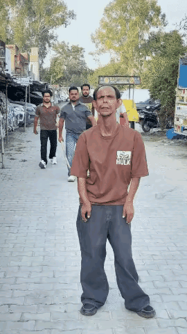 一棍子下去，大爷毫发无损，他木然地转头想问明原由，一帮地痞流氓吓得屁滚尿流作鸟兽