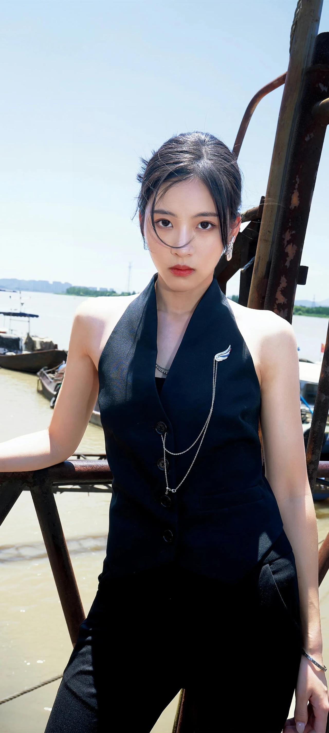 孙芮黑色挂脖马甲与阔腿西裤，搭