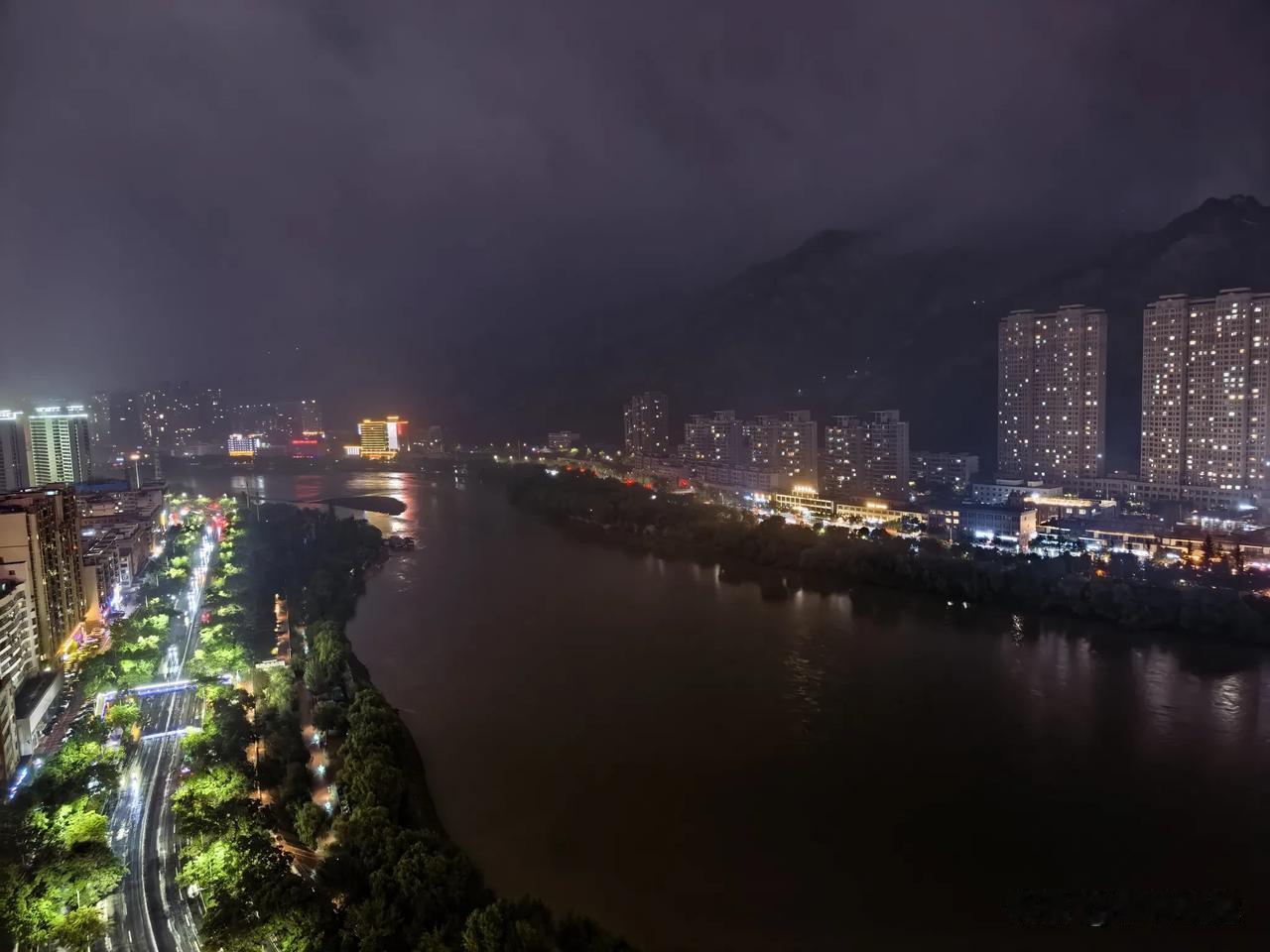 秋雨 夜色笼罩金城，晚风携细雨漫过黄河两岸。凭栏远眺，远山隐于沉沉雨雾之间，滔滔