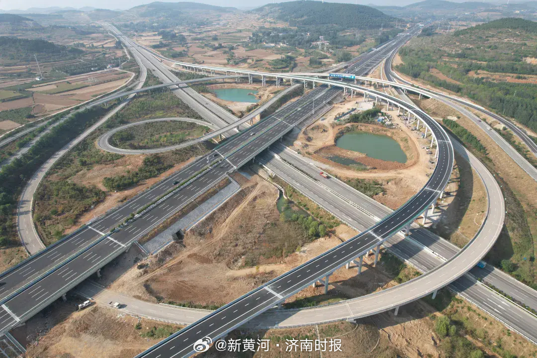 【#济菏高速部分双向八车道将通车#】10月26日，由齐鲁高速投资建设的济菏高速改