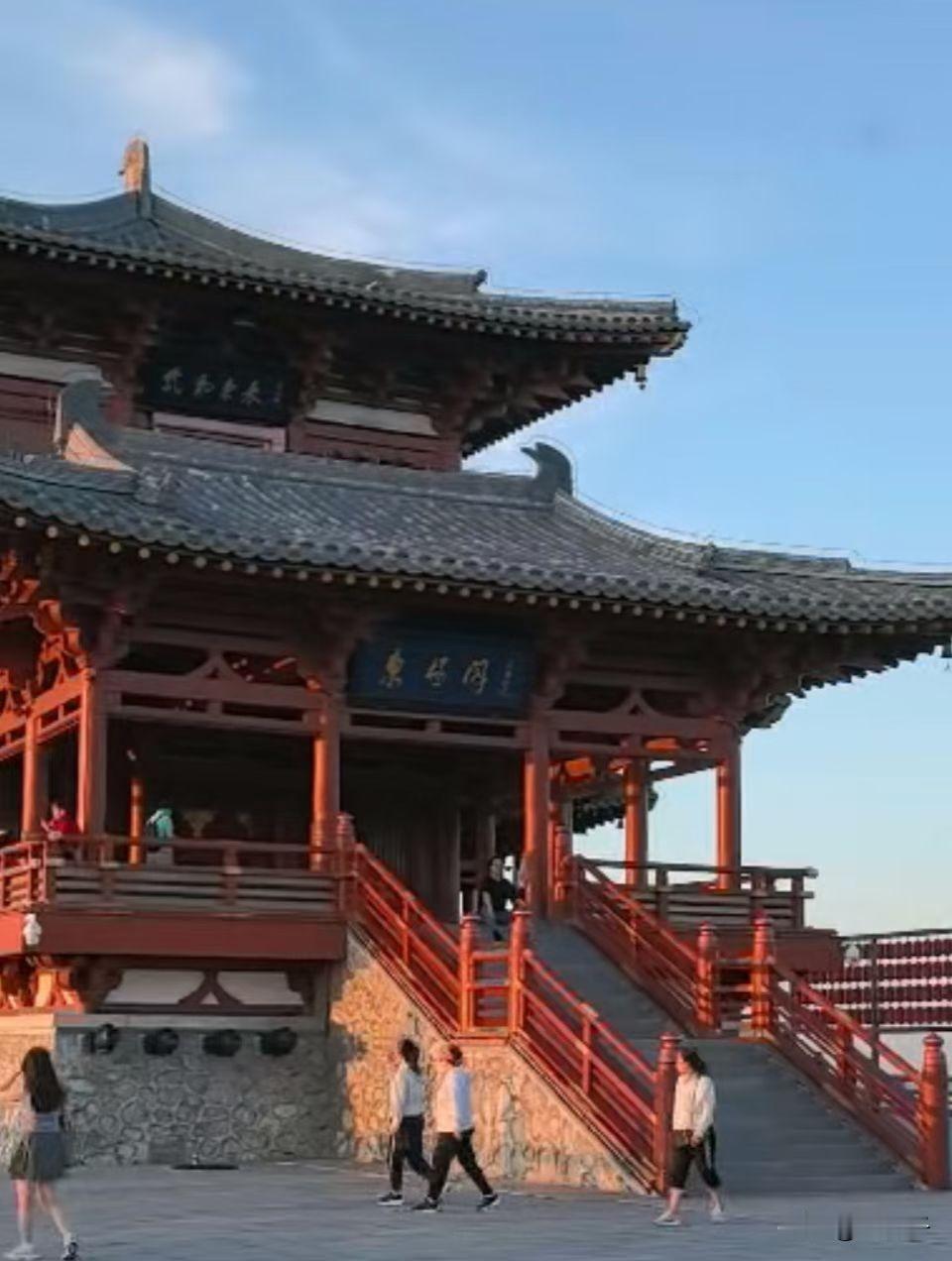 原创随手拍之（2794）
黑龙江省抚远市东极阁。
位于抚远市南山山顶，华夏东极国