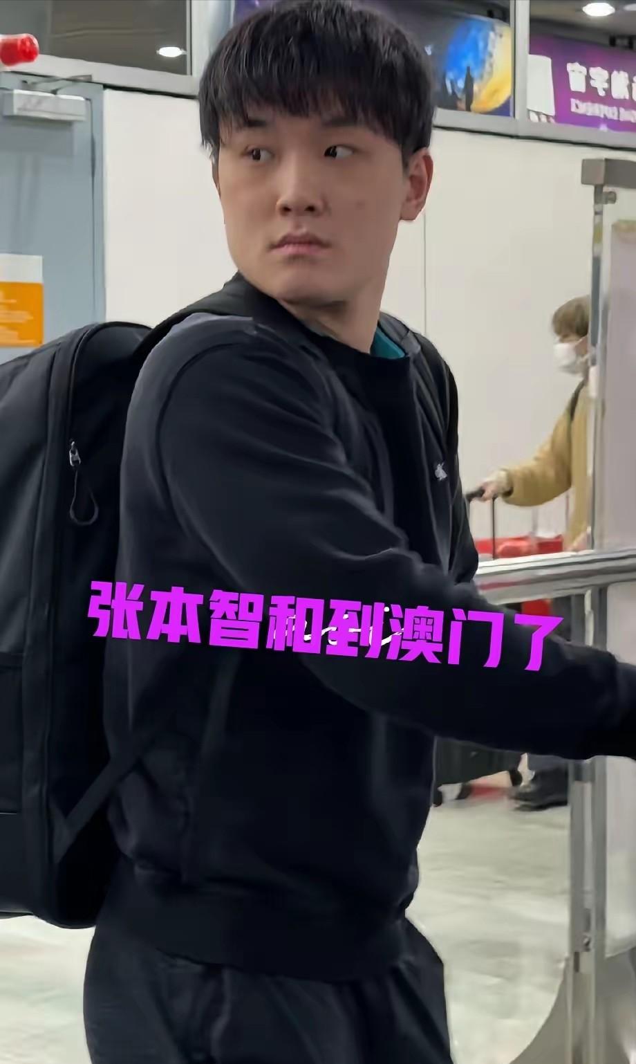 张本智和到澳门后，暴露一个不争的事实，那就是他没有赞助商，因为他又穿了那件旧T恤