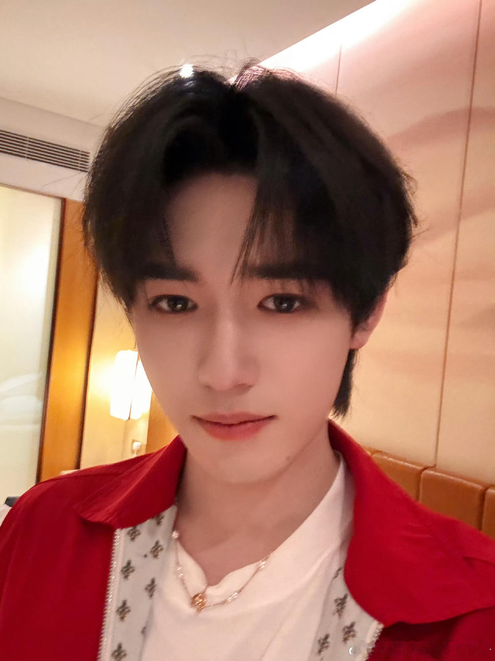 宋亚轩｜日常营业更新，无惧怼脸镜头的大帅哥，多营业，爱看👏宋亚轩自拍随机掉落