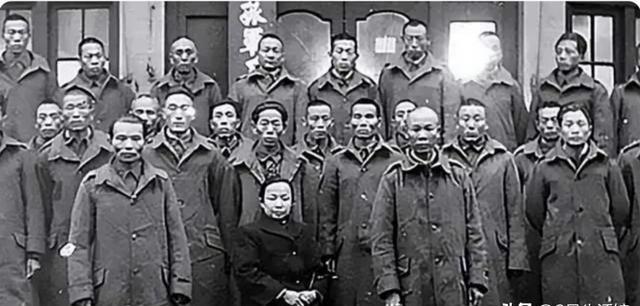 1949年，国军将领谢晋元遗孀带着几十名老部下在街上流浪，陈毅在得知以后，立马暂