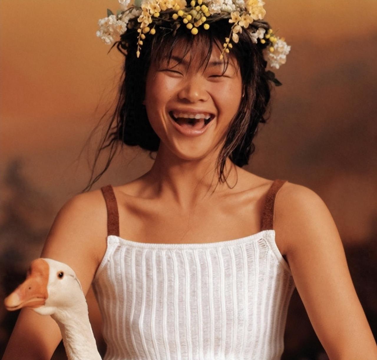 1999 年，18岁满脸雀斑的吕燕去面试模特，一个男人却对着她说：“你真漂亮，真