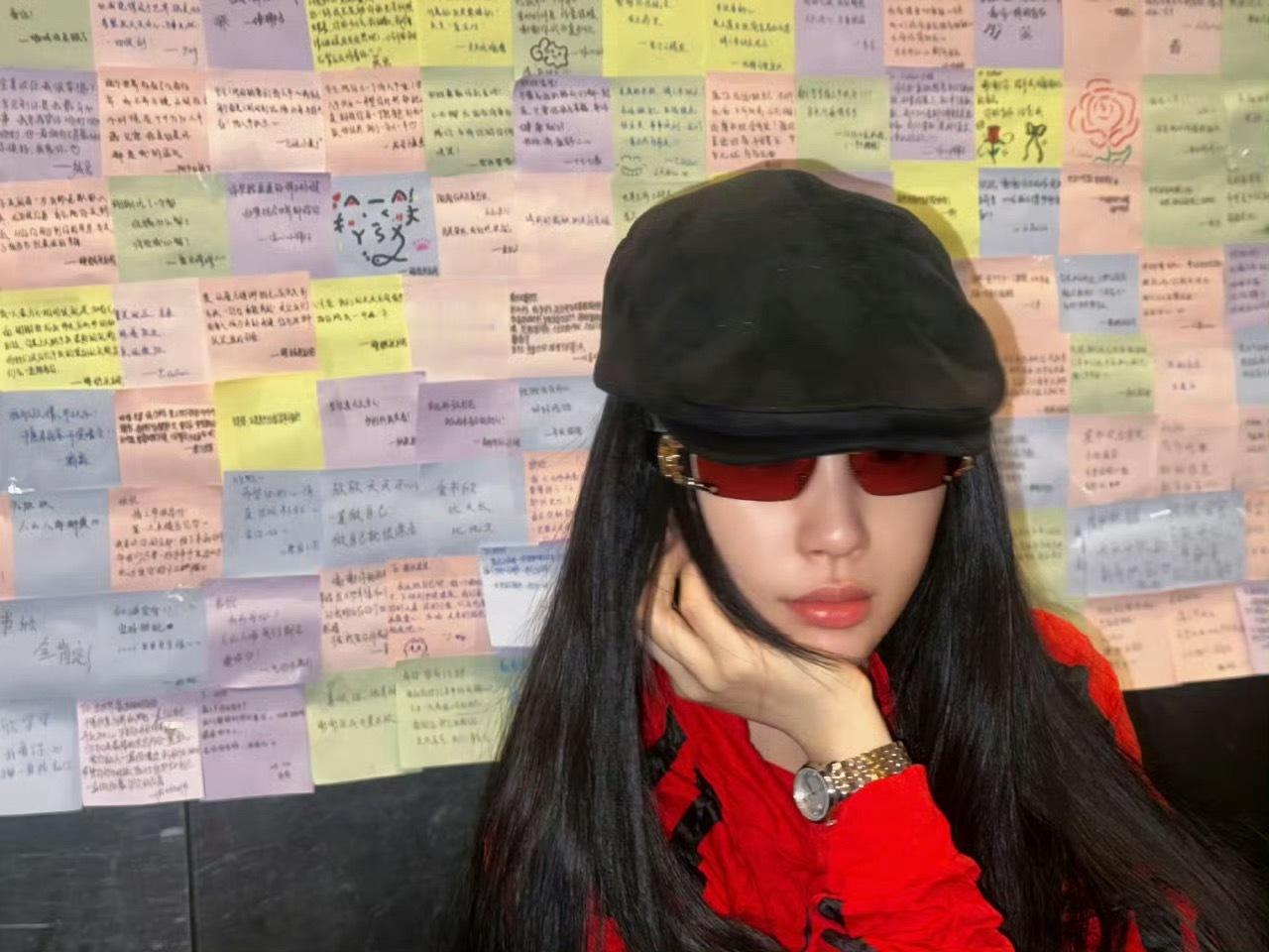 窝鱼好宠粉，给🐟丝准备的合照，还特意情人节那天拍的，小石榴们满意吗… 