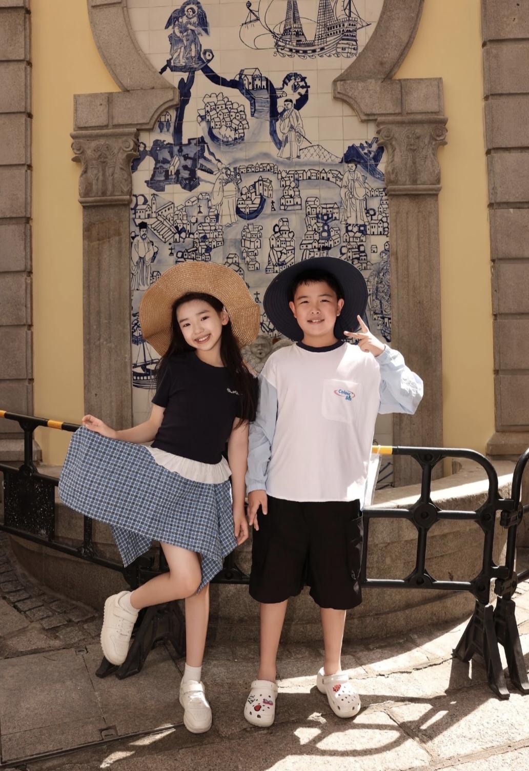佟丽娅儿子朵朵和董璇女儿小酒窝就是青梅竹马的具体化。
两人从小一起长大，从幼儿园