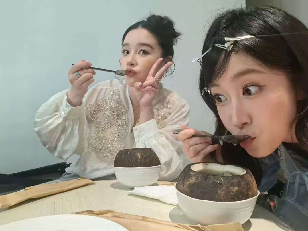 阚清子和这位绝望的直女亲切会晤了 阚清子刘美含聚餐合照 阚清子和这位绝望的直女亲