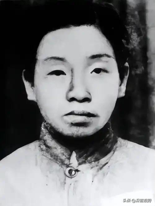 渣滓洞监狱中，特务给女共产党员邓惠中上老虎凳时，无意中碰了一下她的脚底板，邓惠中