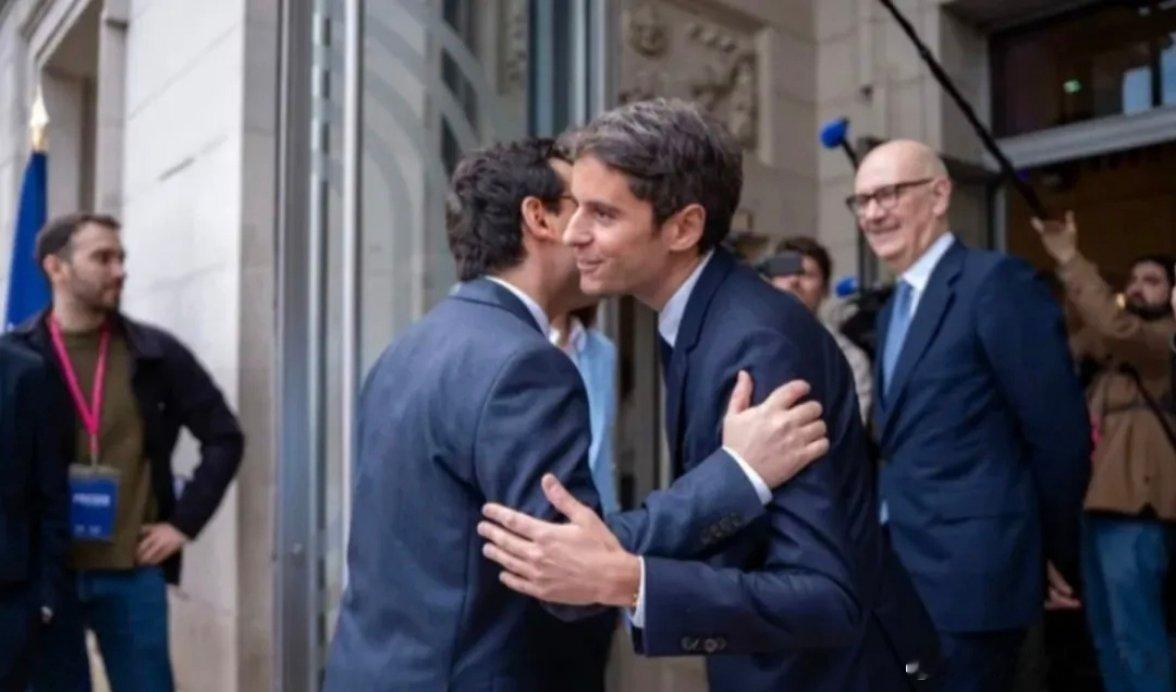 加布里埃尔·阿塔尔，37岁，法国第五共和国史上最年轻的总理，也是法国首位公开圈内