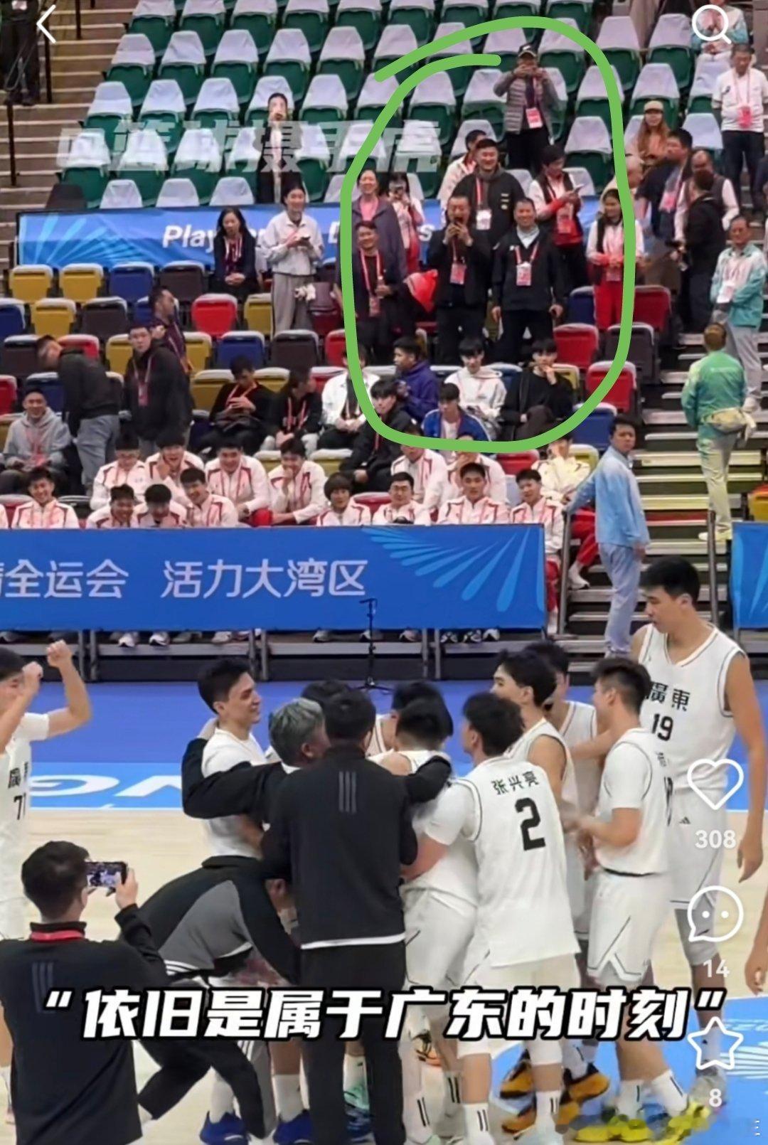 看到杜指导了在后面欣慰的笑呢 