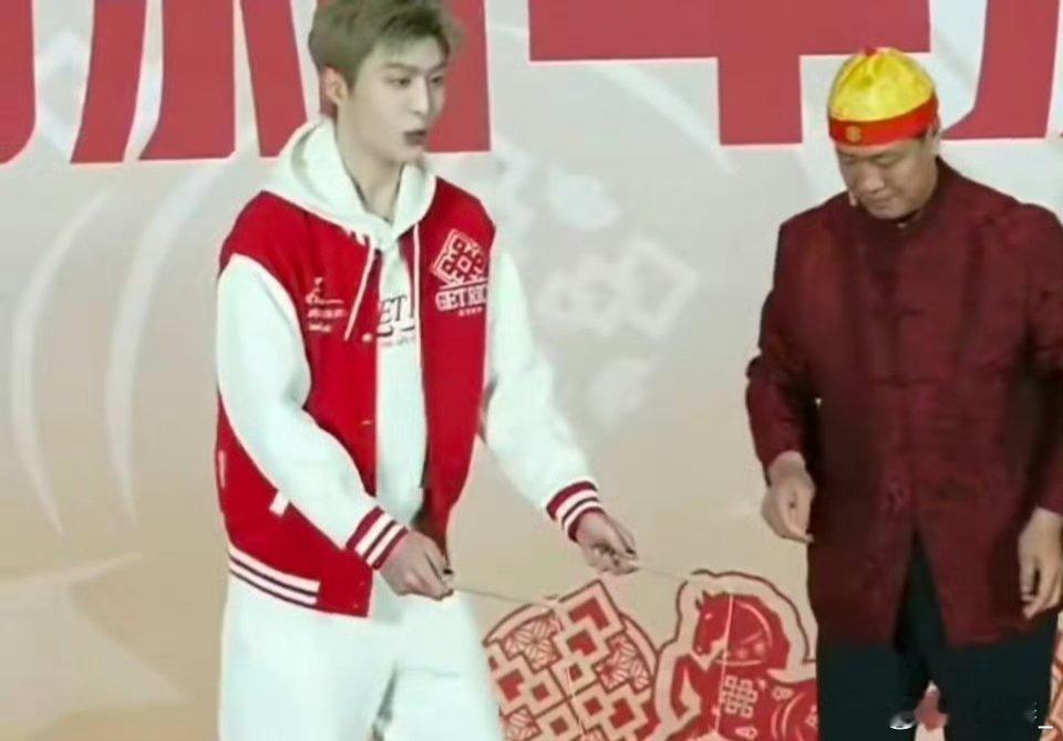 范丞丞这孩子学什么都快 范丞丞学啥都太快了！抖空竹老师只示范两下，上手慌了两下就