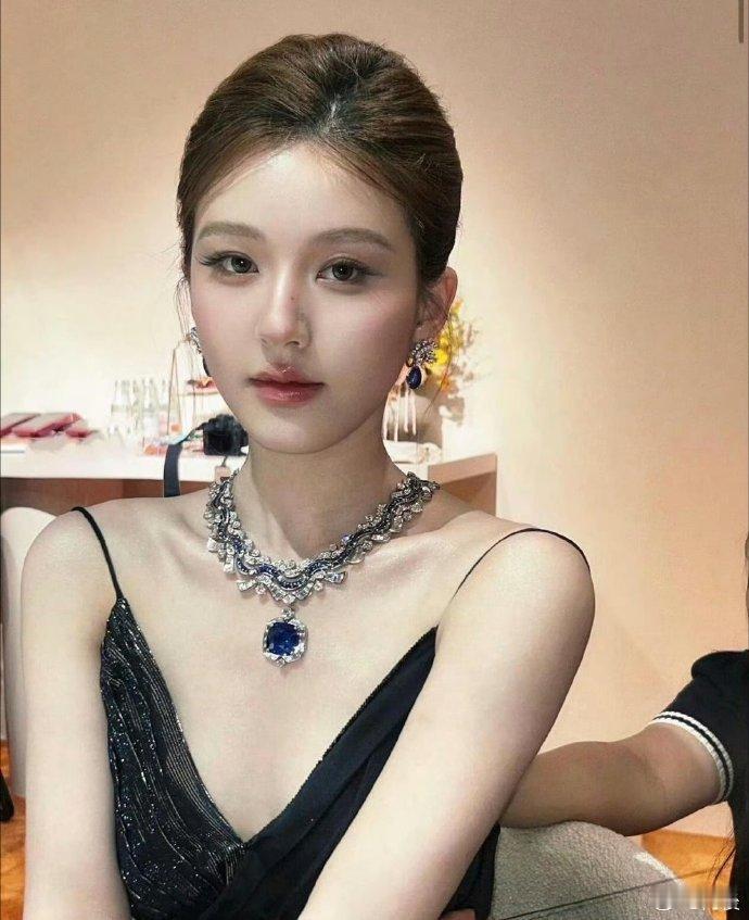 不是……这个妆是她自己化的！？？真的是美出新高度了，以后可以不用化妆师了  