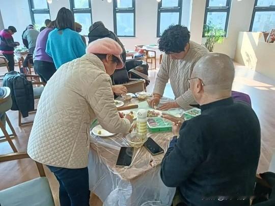 收入段位：中等偏下

- 高于城乡居民：苏州很多只交“农保”的老人，每月只有几百