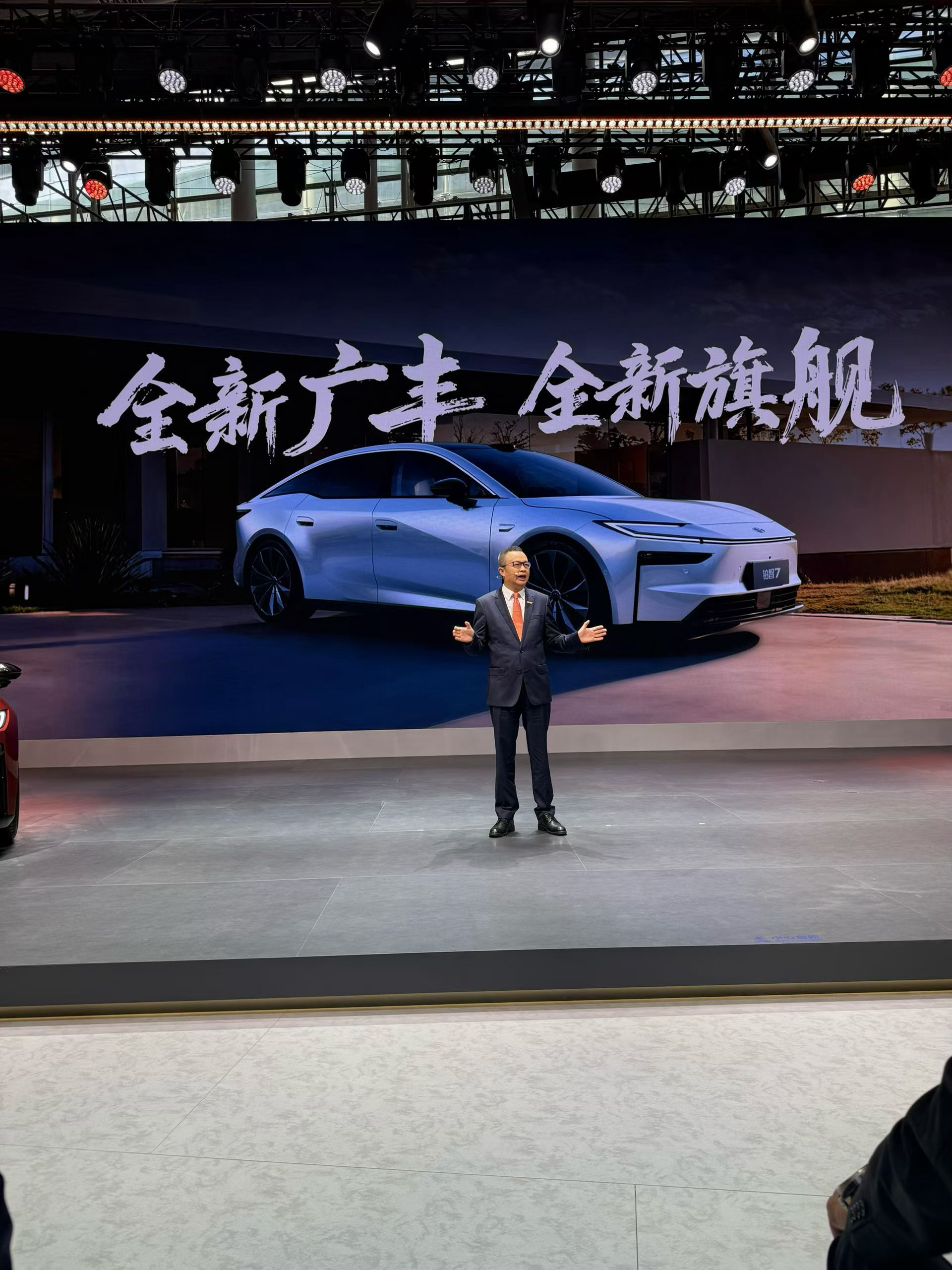 丰田这次开始上华为技术了，鸿蒙座舱豪华旗舰D级纯电轿车，铂智7的智能座舱完全满配