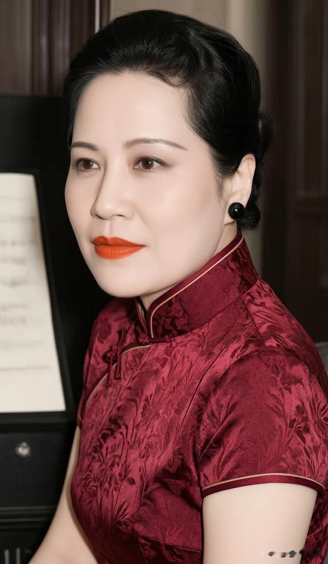 宋霭龄（大姐）：精打细算
宋庆龄（二姐）：大公无私
宋美龄（三姐）：权倾朝野