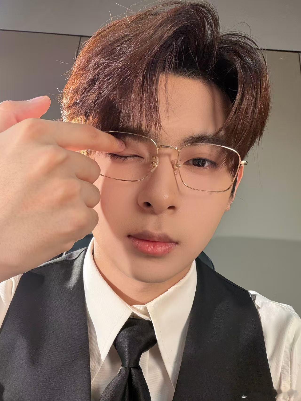 伞兵手动压制麦粒肿正在手动压制麦粒肿的伞兵～好可爱的小伞呀！