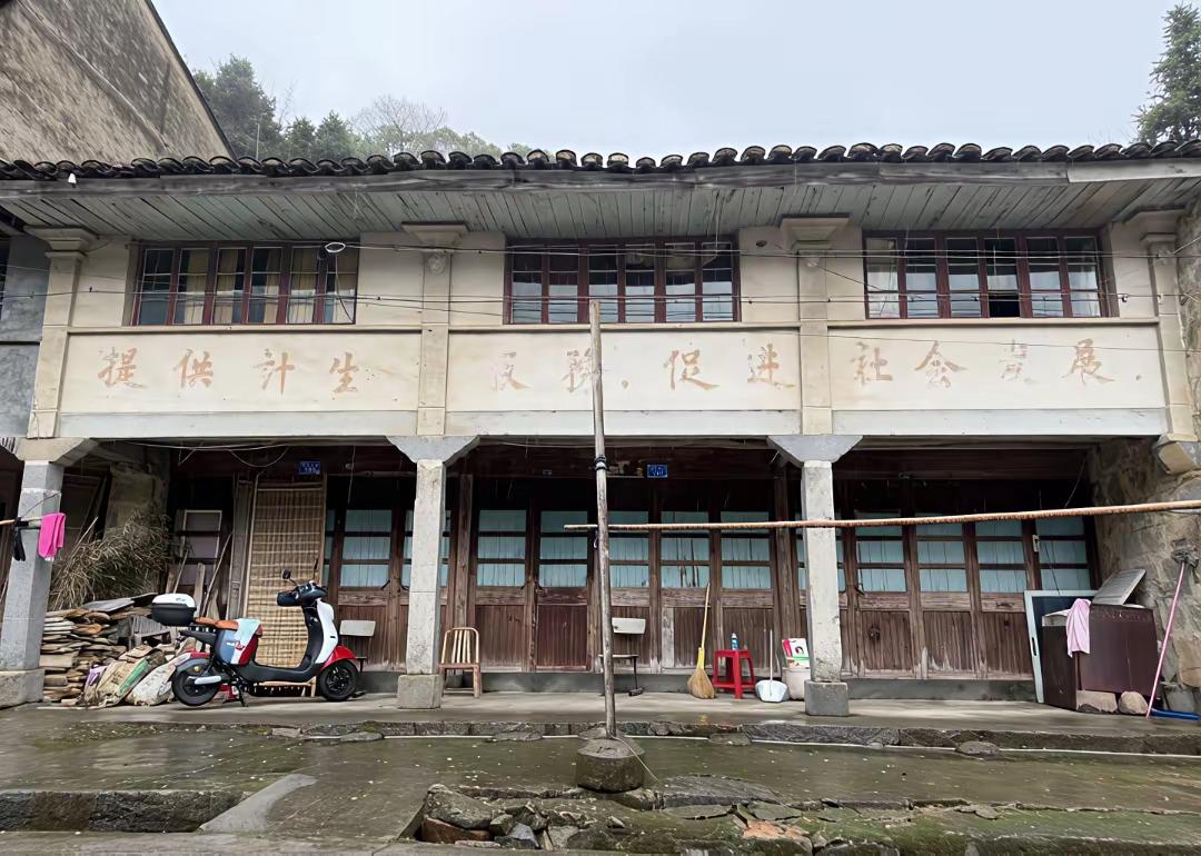 时代的注脚 见证一场魔幻的
 
这些标语藏在温州瑞安芳庄乡的老旧民居外墙上，两层