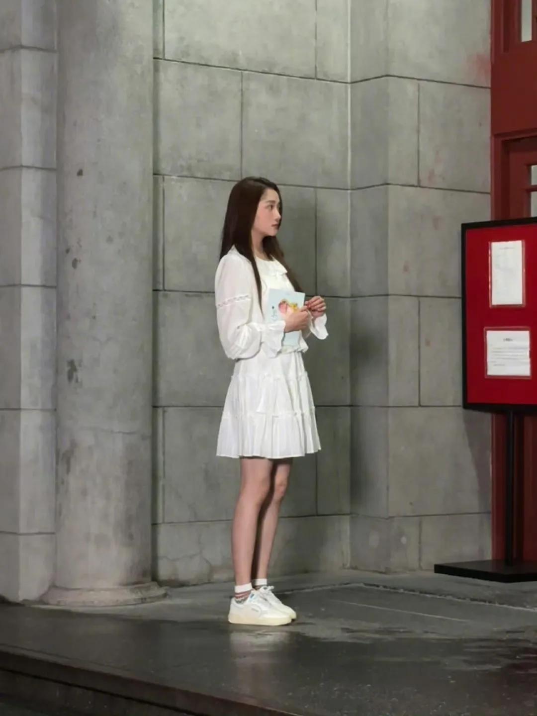 上海交大偶遇关晓彤，完全是青春女大啊关晓彤白衣学姐走进现实 ​​​关晓彤的婉彤