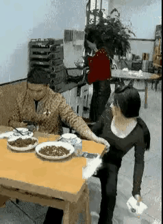 女子误会男的了，以为他要吃她豆腐，真是好心办坏事，早知如此何必当初，让她碰的头破