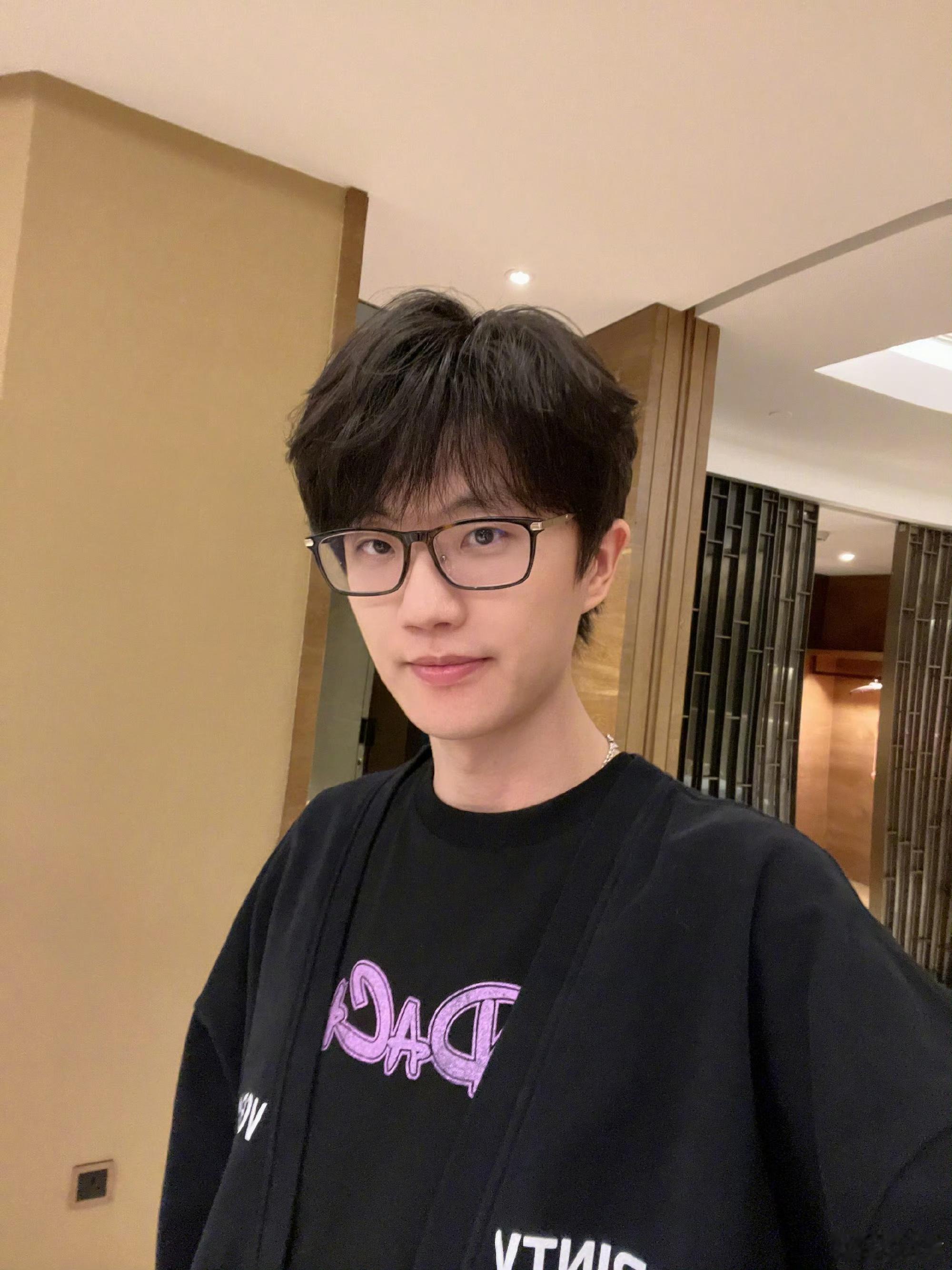 许嵩演唱会降温水枪喷出彩虹武汉演唱会现场氛围感拉满，许嵩准备的降温水枪挥洒水雾，