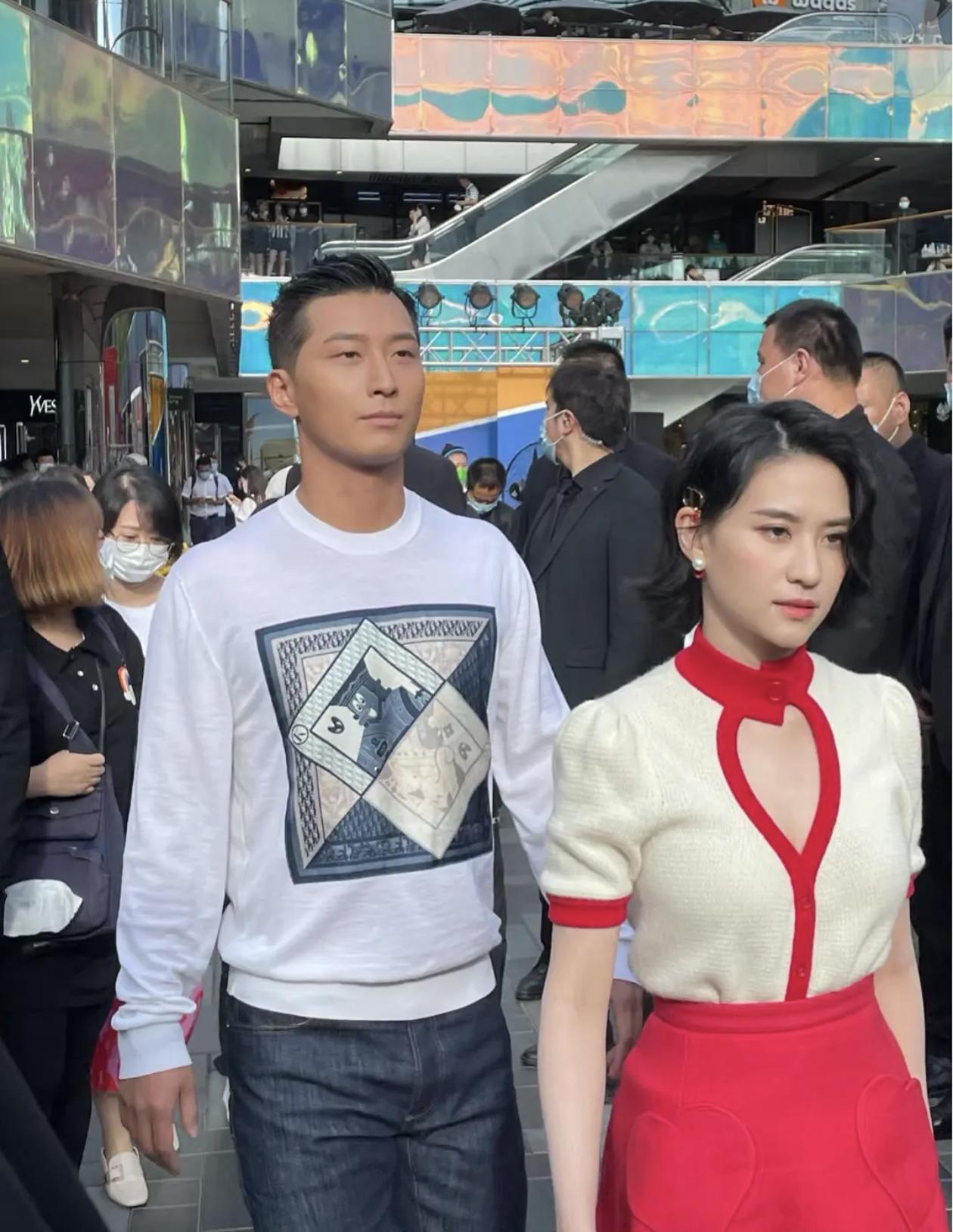 窦骁结婚时网友调侃戴军娶了阿莲哈哈一堆说他土的，他就是土啊，你们忘了他演的山楂树