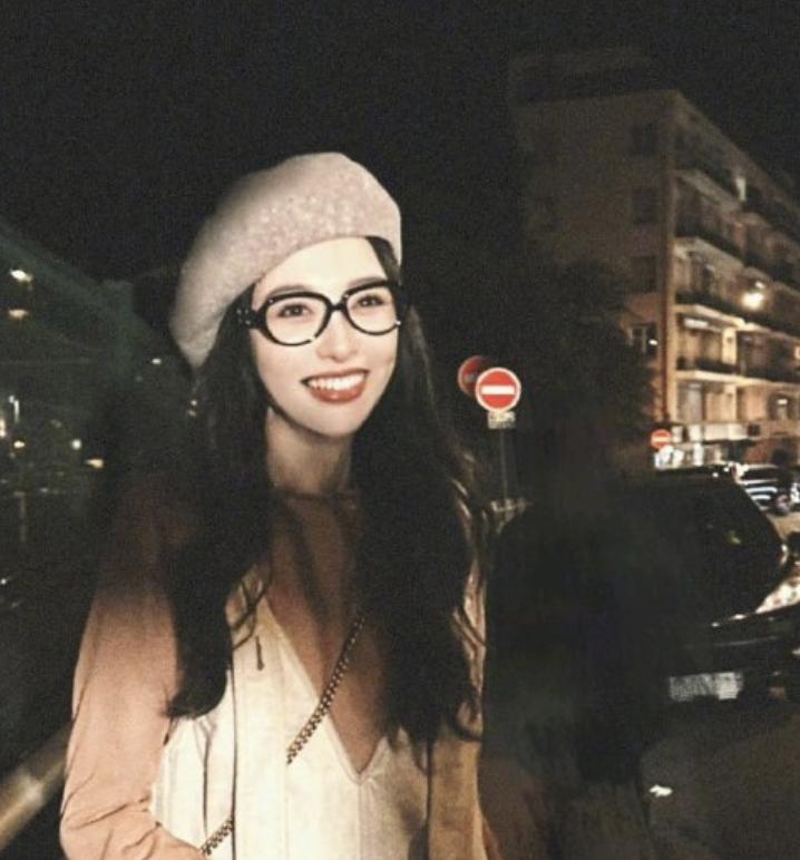 王家卫说唐嫣很装。

还举出了一个例子说大家先到场，让唐嫣后到片场。

关于这个