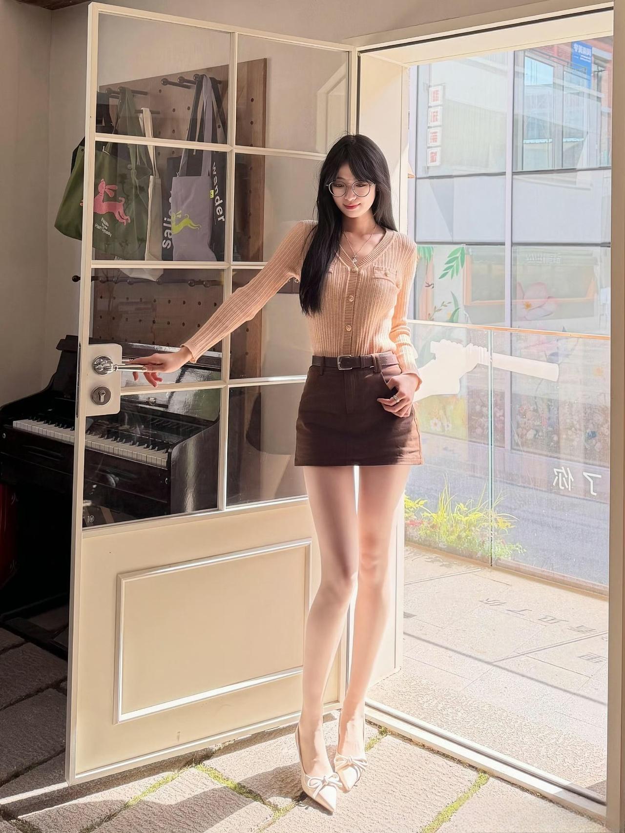 这套是“温柔甜系轻熟风”穿搭，暖色调搭配特别显气质：
 
- 上衣选了浅杏色V领