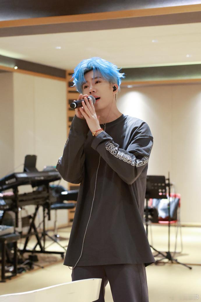 鹭卓每一次见面都期待  鹭卓蓝发排练照真的好帅气啊，期待着每一次的见面呀，我们也