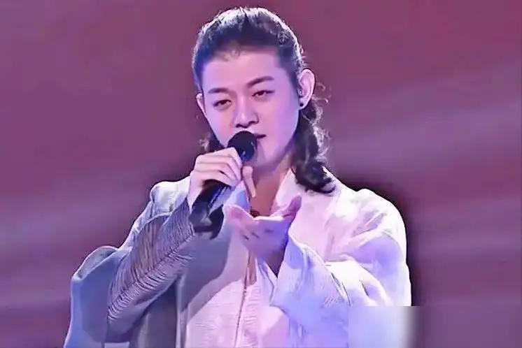霍尊如今复出，绝不可能再达到当年的巅峰。
往昔，他与陈露相伴时，举办演唱会、参加