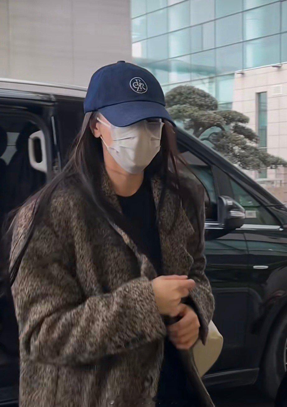 迪丽热巴今日不在组机场路透 私服审美🈶东西 