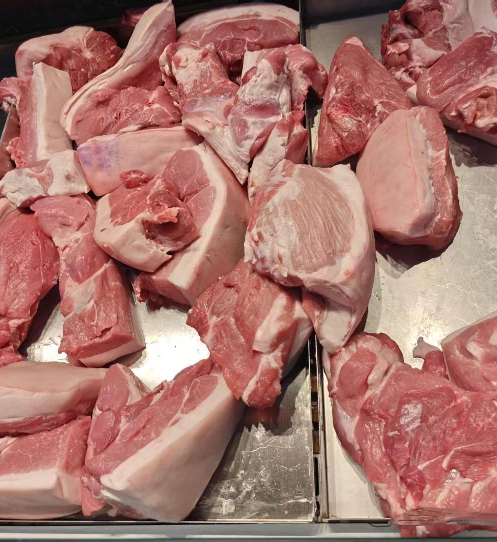 今天我们附近超市的肉价创了新低，
图片这些肉7.8元一斤。本来想去买几根黄瓜的，