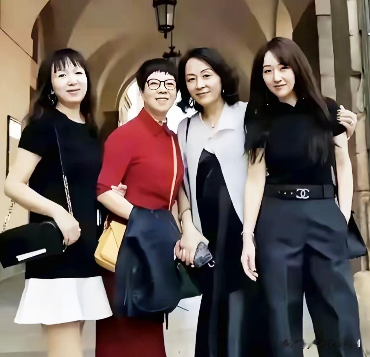 杨钰莹从一个细节
给所有50以上的女明星提了个醒，过了50不要再做这样幼稚的事了
