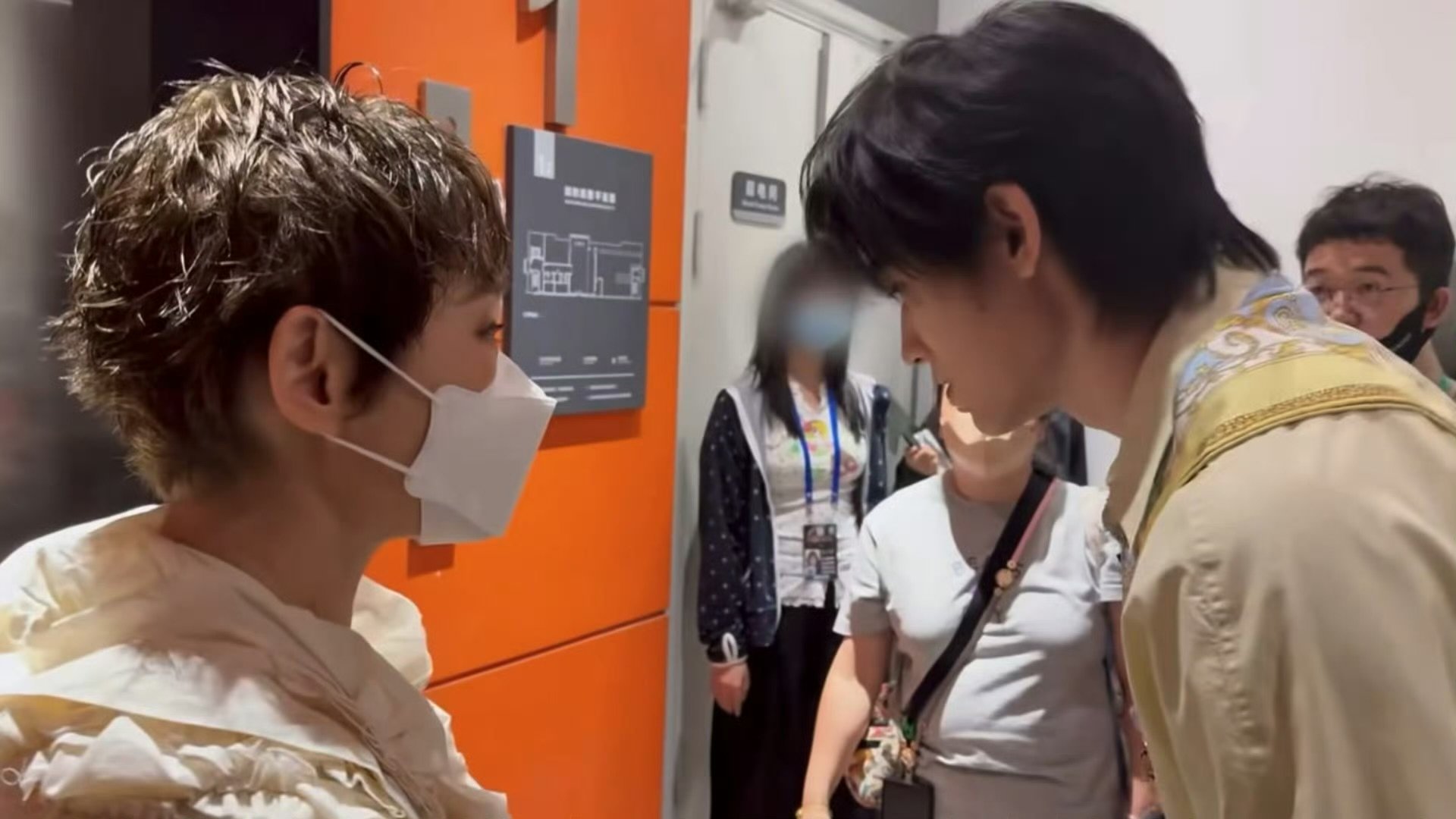王菀之vlog里的宋亚轩一喊宋亚轩他就弯腰侧身听人说话 王菀之vlog里的宋亚轩