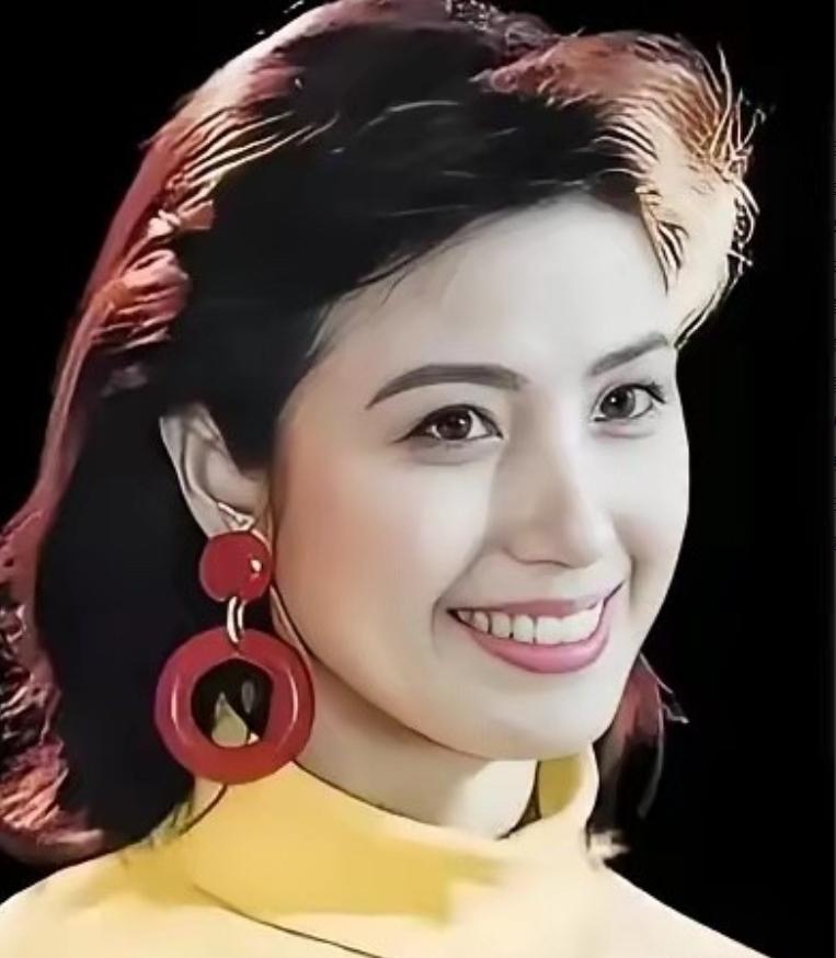 演员吴玉华，39岁离婚，因为前夫汪俊坚持丁克。她转身嫁给画家莫大风，51岁拼下一