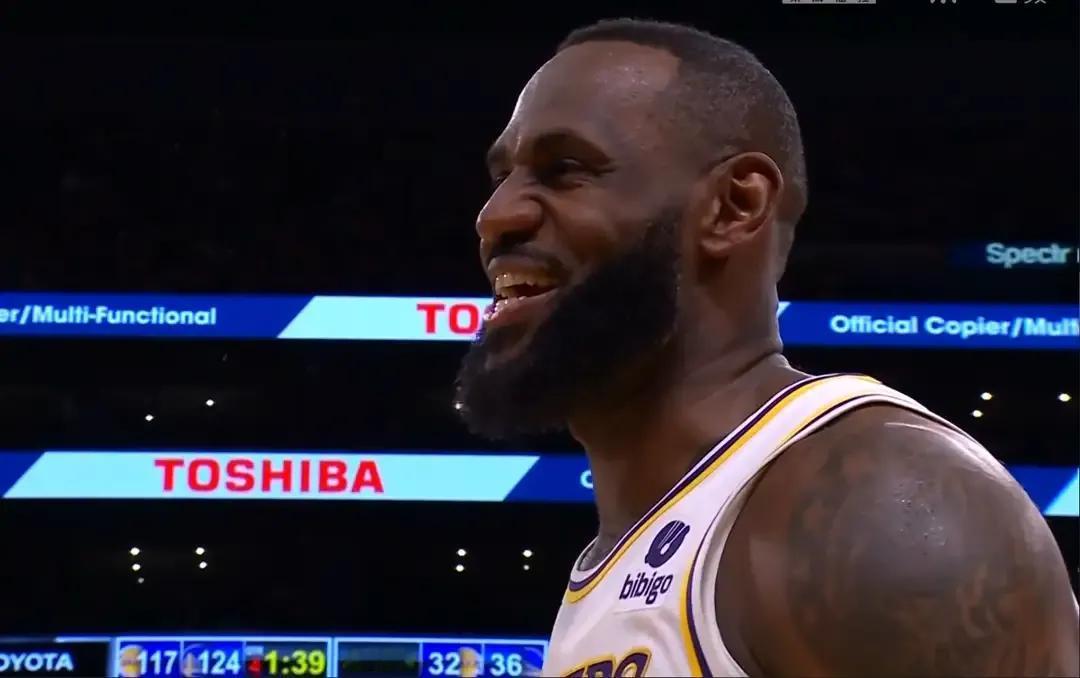 湖勇大战效果拉满了，计时器坏了，詹姆斯踩线，浓眉伤退。
第一，湖人输给勇士，掉到