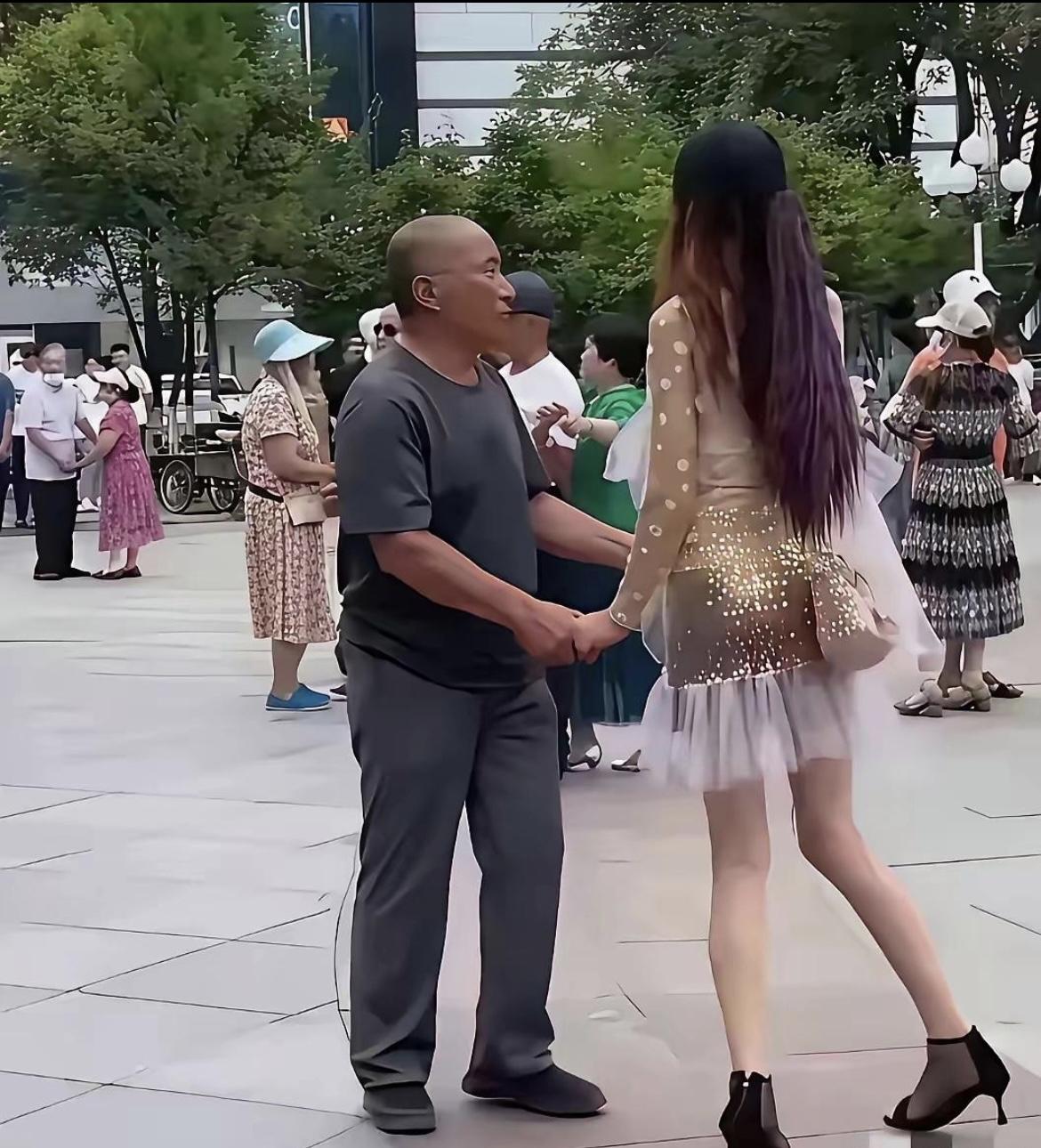 原以为是大叔高攀了，原来是我格局小了[泪奔][泪奔][泪奔]