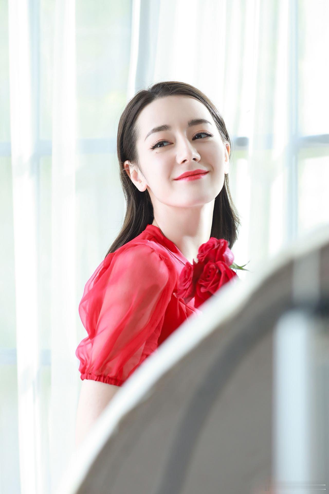 迪丽热巴时隔7年又开见面会 谁想出来的神仙搭配！软乎乎的粉色主视觉，配野飒飒的豹