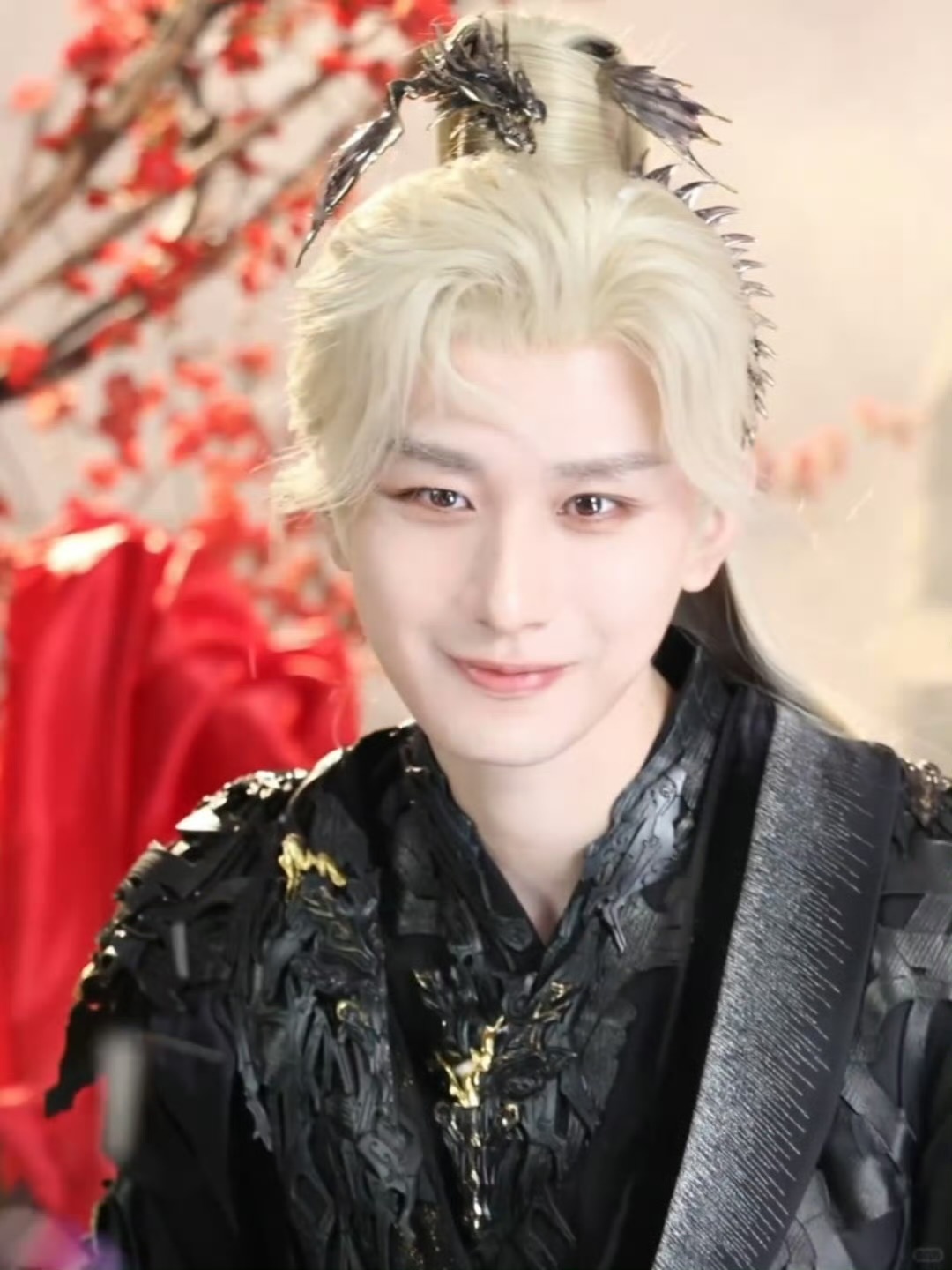 成毅天地剑心cy成毅王权富贵走时跪拜这一拜，王权富贵贴面附耳，重重叩拜着，双手贴