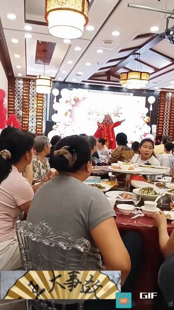 衡水一饭店在客人吃饭时直接闹“变脸”

我是头一次参加孩子的满月宴，也是头一次在