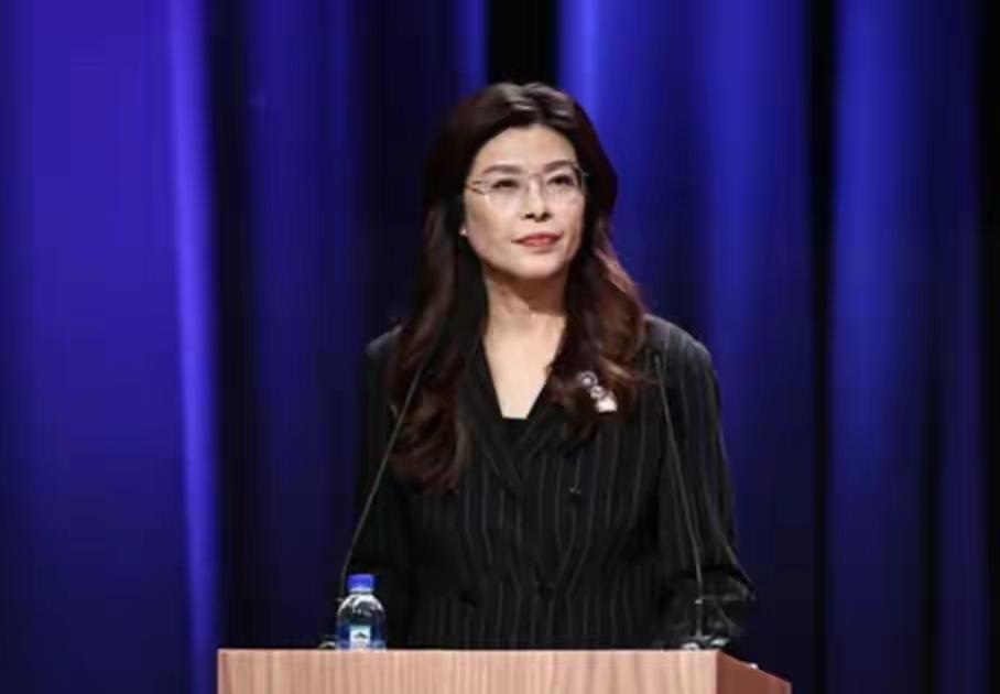 国民党最近可是热闹得像过年，新任主席郑丽文一上台就上演