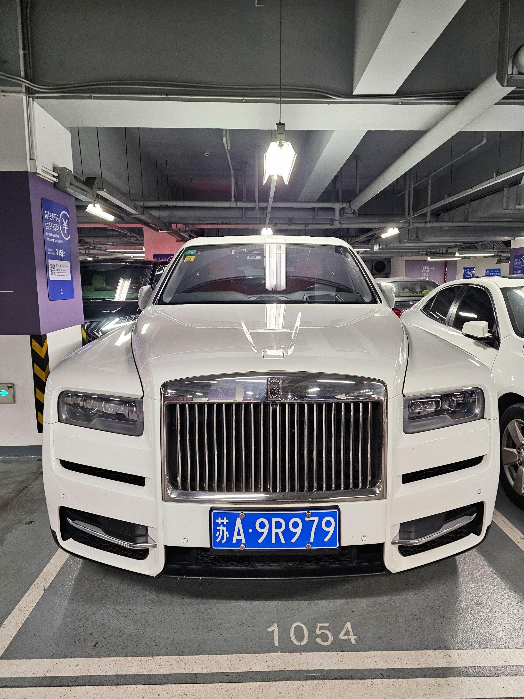 在上海某地库偶遇苏州大佬座驾劳斯莱斯库里南，白色外观金色双腰线和爱马仕...