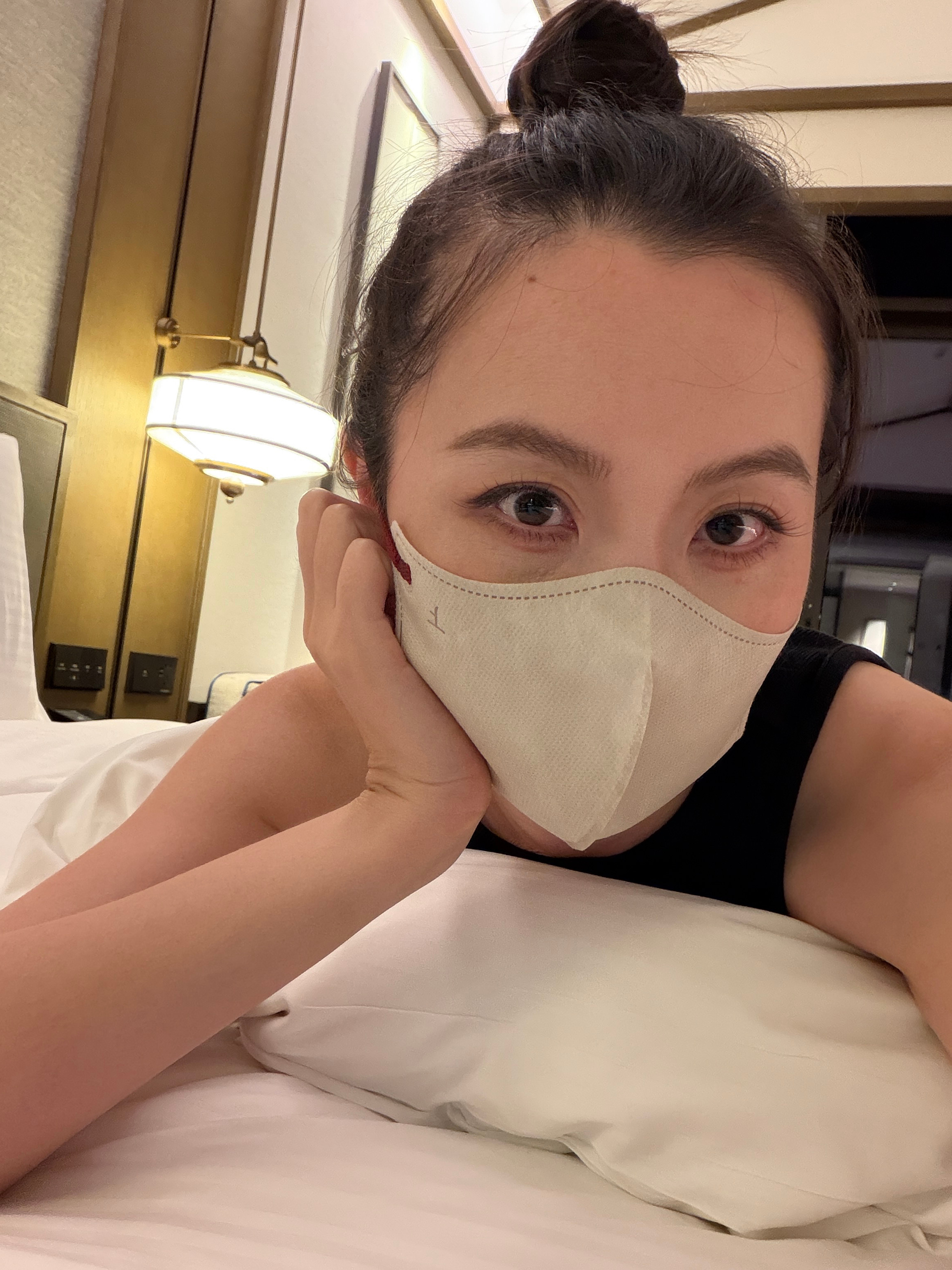 又到过敏季了在屋里趴着也得戴口罩  ​​​