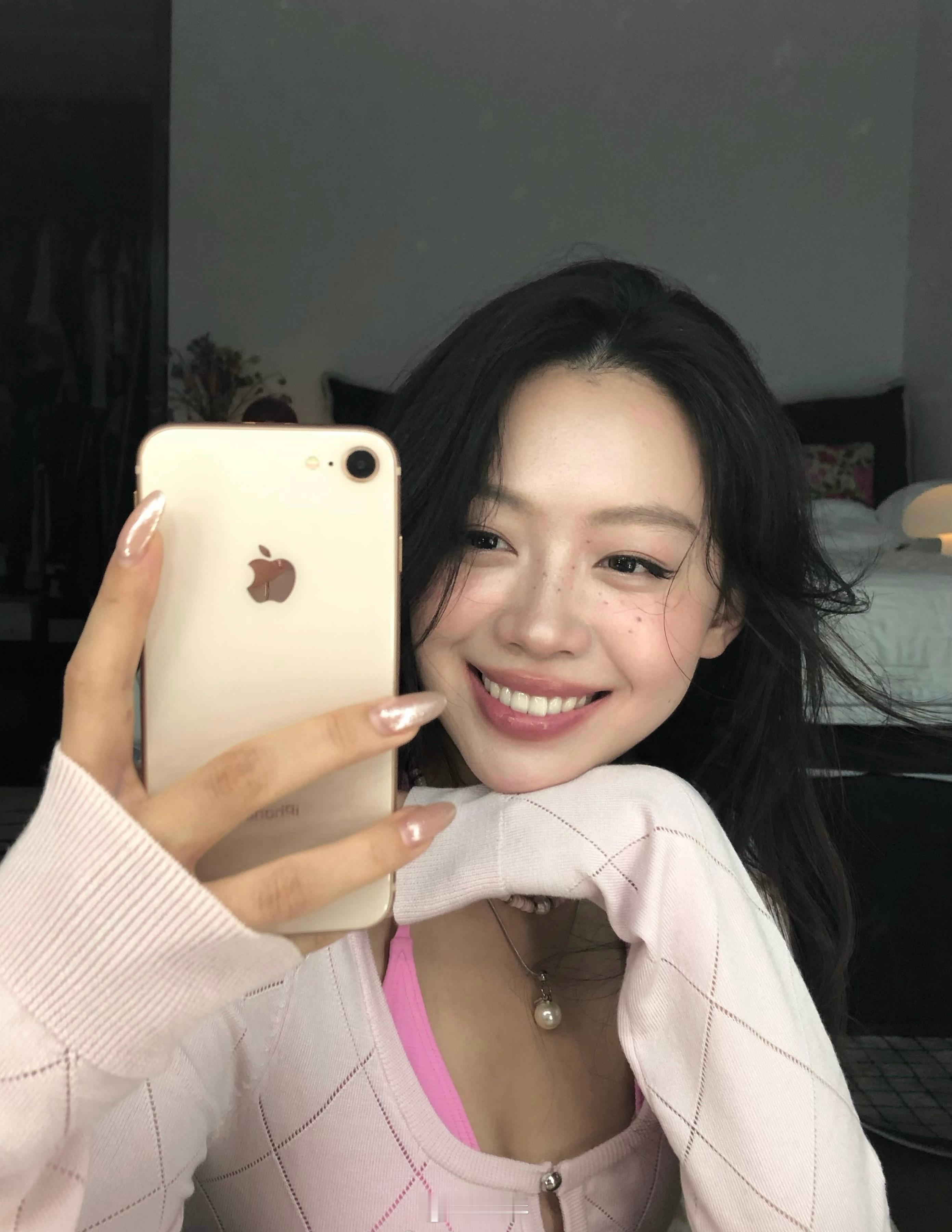 刷到一个好看的小姐姐还在用home键iPhone。 