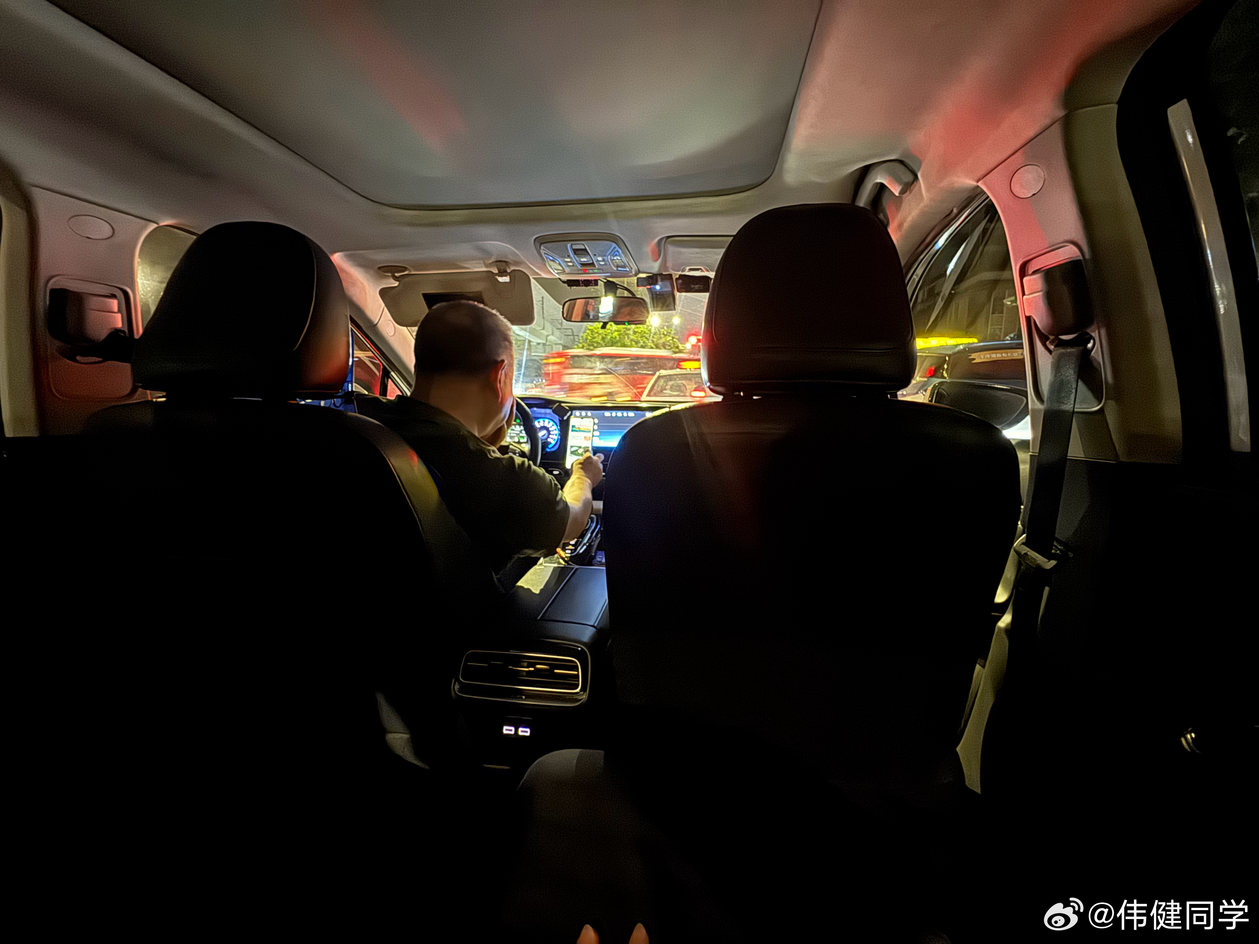 这台车轮毂被撞变形了师傅没去修，我说怎么这么晃！师傅还夸我小伙汁厉害啊！这你都感