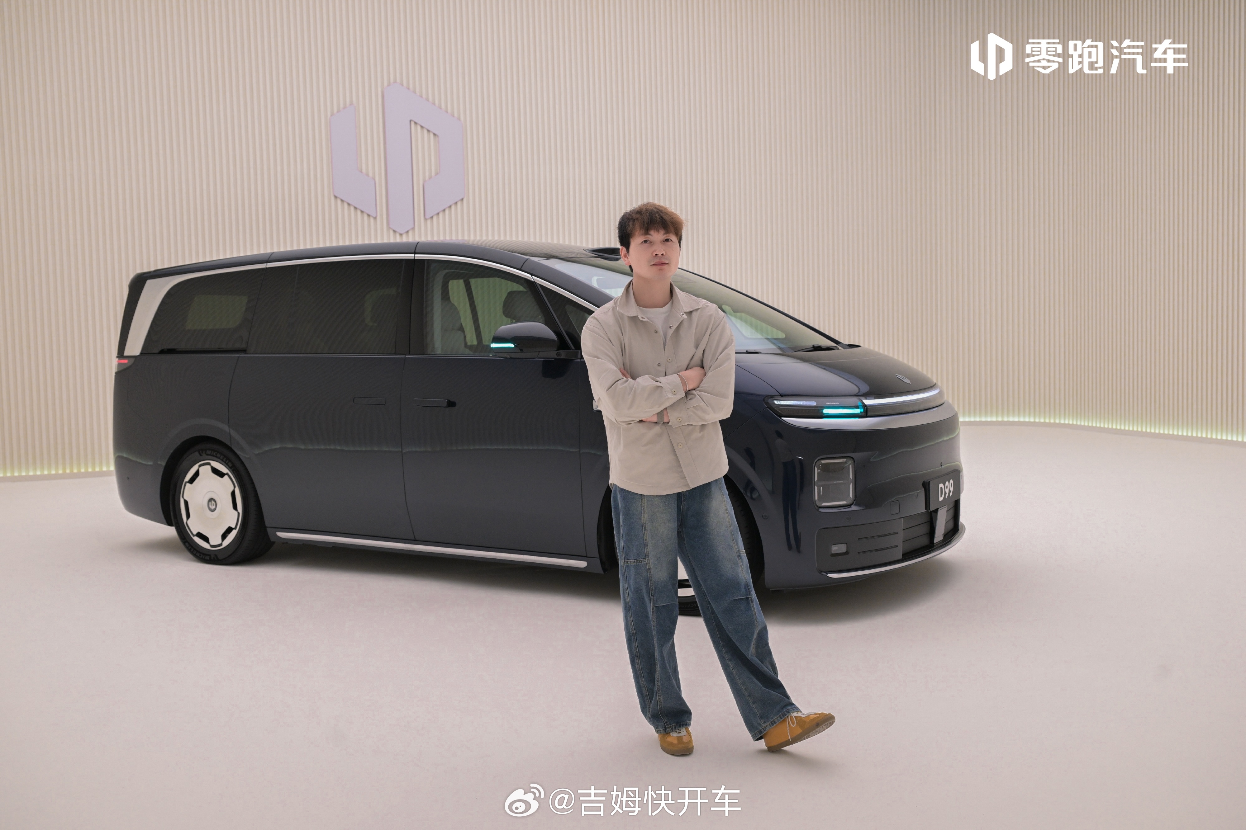零跑D99还是太全面了二排旋转座椅+三排180度放倒+三排翻转收纳这台MPV很好
