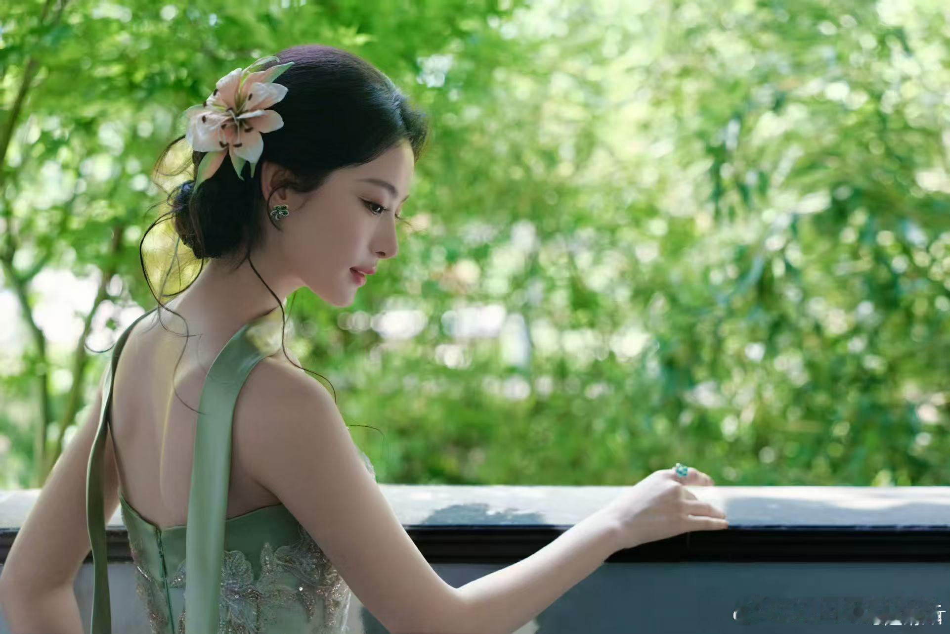 赵晴年度文化魅力人物始于汉服，陷于演技。赵晴带着对传统文化的热爱一路生花，从汉服