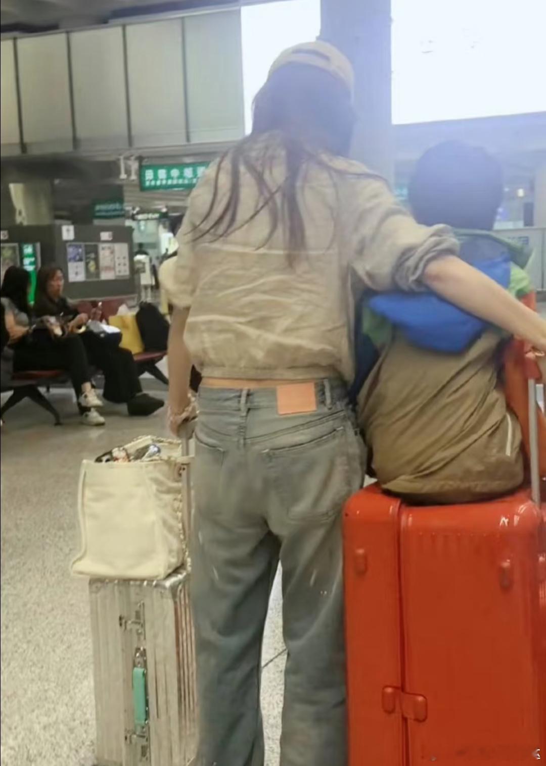 上海机场偶遇Angelababy小海绵Angelababy独自带小海绵回香港网友