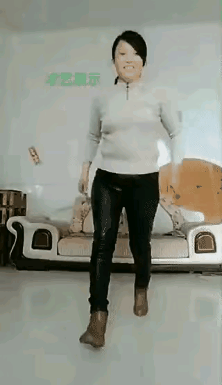 生活中难免出现意外，就像这两位女士，一个后仰摔倒，一个正面扑地 摔得都不轻。所以