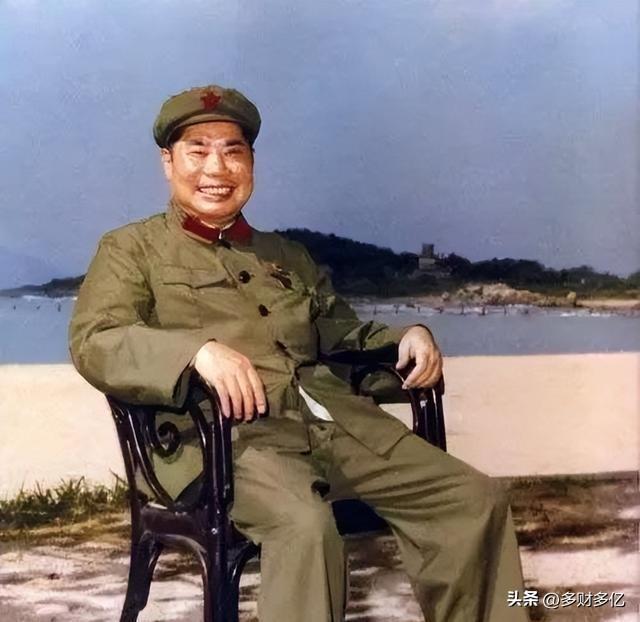 大渡河边点将十七勇士，56年后杨得志门口静候，这位伟人的格局太戳心！
 
他站在